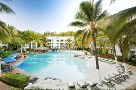 palm-cove-accommodation-peppers-beach-club-_-spa-pool1-1030x687.jpg